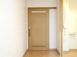 清潔な室内の木製ドア