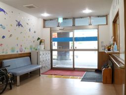 カラフルな壁アートのエントランス