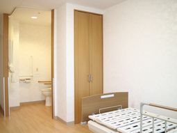 居室のベッドとトイレ