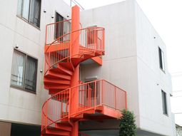 鮮やかな赤い非常階段