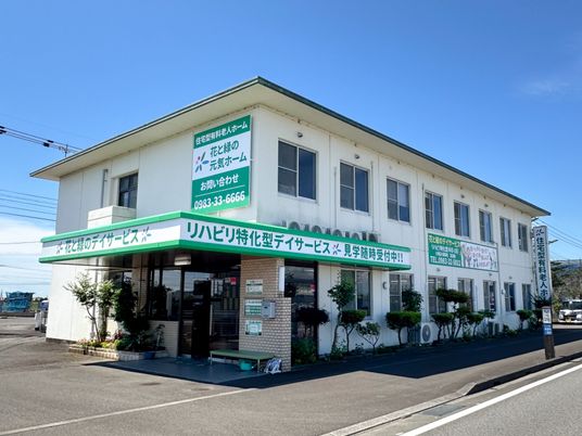 緑の看板が目印の外観