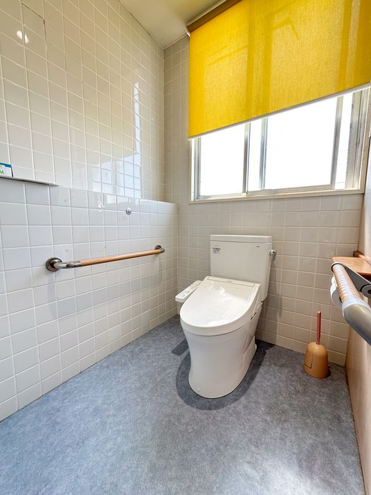明るいトイレの空間