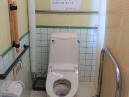 手すり付きの清潔なトイレ