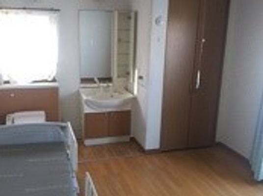 明るい個室の居室