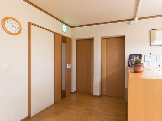 明るい廊下と扉