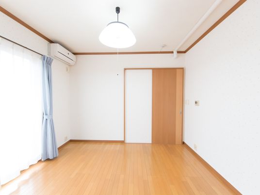 明るい空間の洋室
