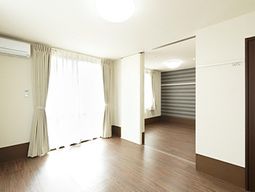明るい居室の空間