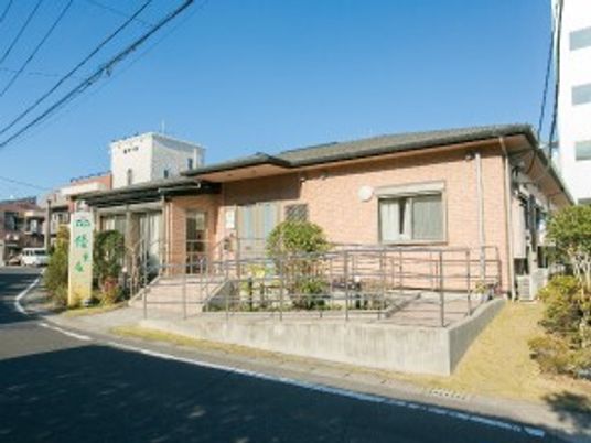 明るい日差しの建物外観