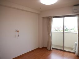 明るい居室の一角