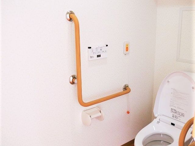 バリアフリートイレの設備 トイレ 安全を考慮した手すり付きのトイレです。快適性と利便性を兼ね備えた環境が整っております。