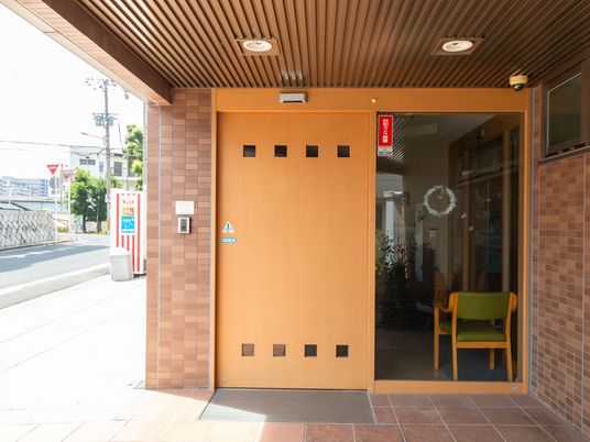 施設のエントランス