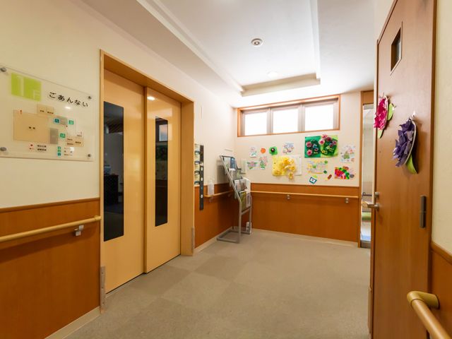 案内板のある廊下 廊下 明るい廊下には案内板や掲示物があり、情報がすぐに確認できます。快適で機能的な空間になっています。