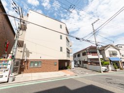 広がる青空の建物外観