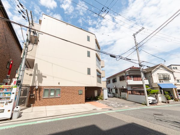 広がる青空の建物外観