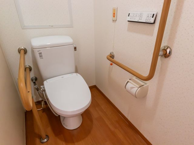 手すり付きのトイレ トイレ 手すり付きで安全性に配慮されたトイレです。清潔で整った設備が特徴です。
