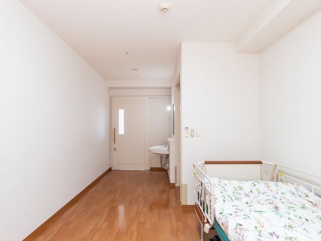 広々とした居室 居室 自然光が入る明るい空間で、木目調の床が心地よい居室です。シンプルなデザインが落ち着きを提供します。
