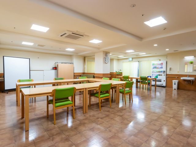 広々とした多目的室 多目的室 広々とした空間で、活動や集会を快適に行えます。自然光が豊かに差し込む明るい環境です。