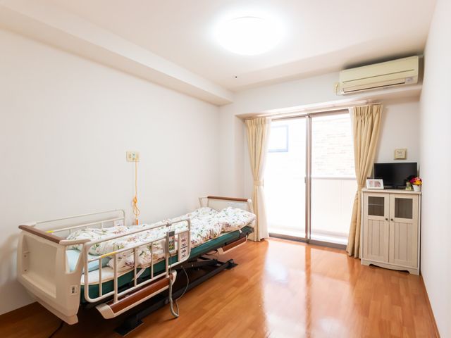 明るい居室 居室 大きな窓から自然光が差し込む居室です。快適な空間で穏やかな時間が過ごせます。