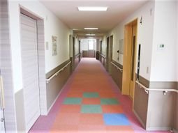 明るい廊下の風景