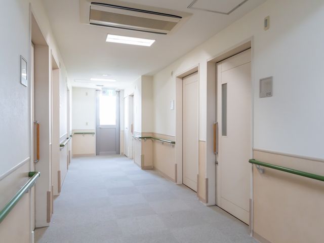 明るい廊下 廊下 広々とした廊下は、移動しやすく快適です。天窓から自然光が差し込み、明るさを感じられます。
