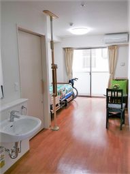 明るい居室の様子