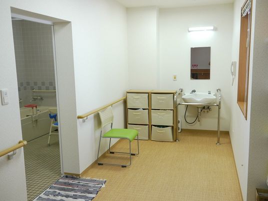 清潔な洗面台と浴室