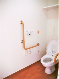 手すり付きの清潔なトイレ