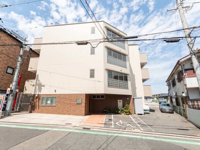 建物外観 外観 外観はモダンなデザインで、周囲の街並みに溶け込んでいます。施設へのアクセスも便利です。