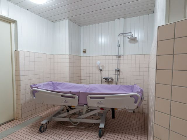 清潔な浴室 浴室 明るい空間の浴室では、入浴設備が整い、安全に利用することができます。
