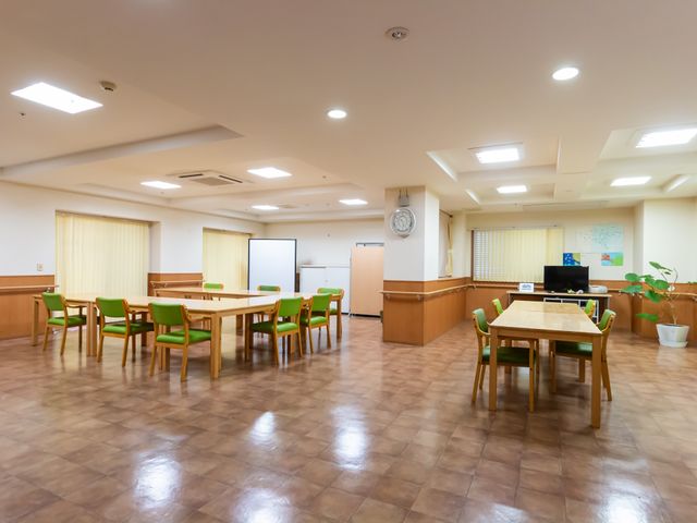 広々としたラウンジ ラウンジ 明るいラウンジは、自然光が差し込む開放的な空間です。リラックスしながら交流ができます。