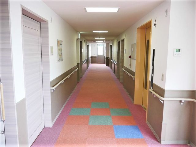 清潔感のある廊下 廊下 手すりの設置された安心の通路です。ゆったりとした幅で、どなたも快適に移動できる設計となっています。