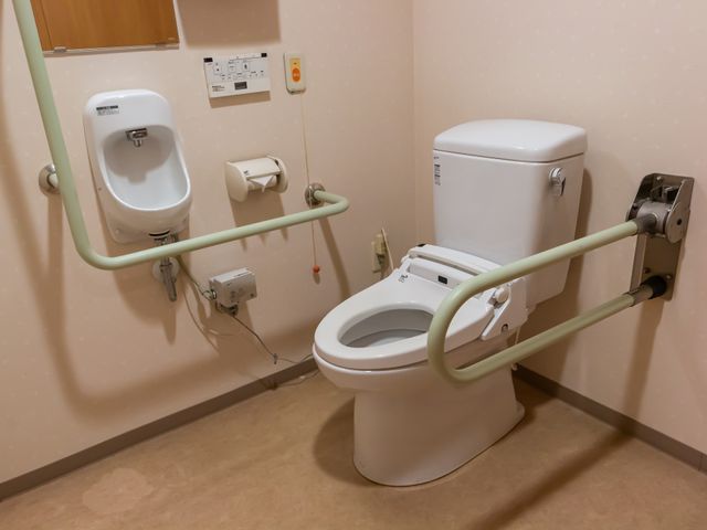 広々としたトイレ トイレ 手すりが設置された使いやすい空間です。介助が必要な方にも配慮された設計です。