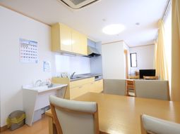 明るいキッチンのある居室