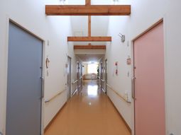 明るい廊下の様子