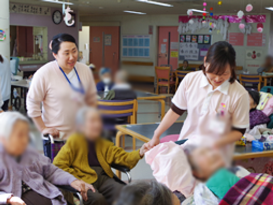 交流する様子の室内