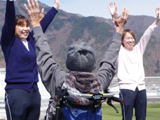 笑顔の交流が見える屋上