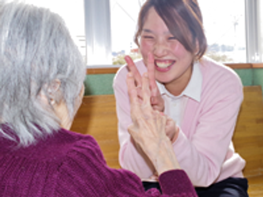 談笑する女性たち