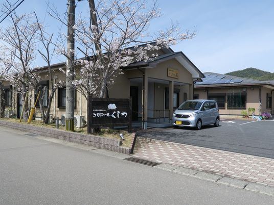 桜のある施設外観  
