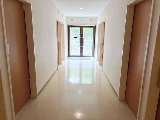 四つの扉がある廊下