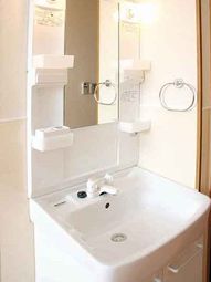 明るい清潔な洗面台