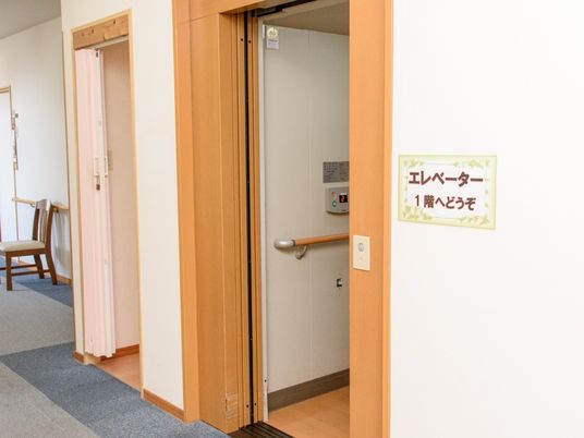 エレベーターと案内板