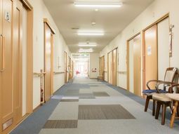 明るく清潔な廊下