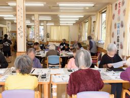 活動する人々の様子