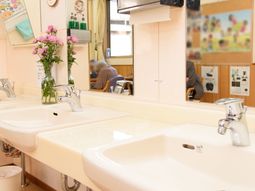 清潔な洗面台と活気ある背景