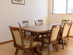 明るい食堂のテーブルセット