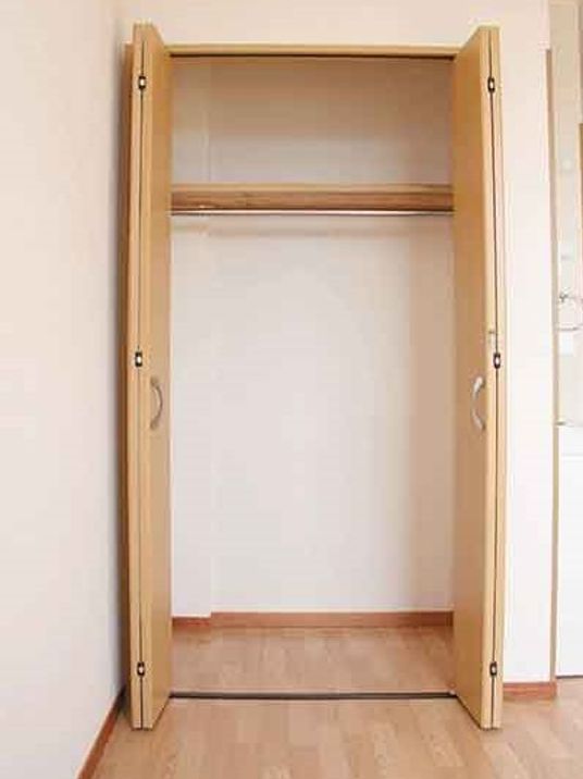 シンプルなクローゼット