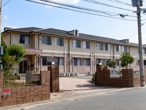 明るい外観の施設入口