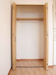 整頓された開放的なクローゼット