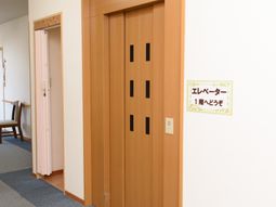 エレベーターと案内板