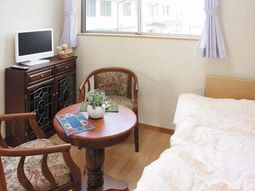 居室内の家具と窓